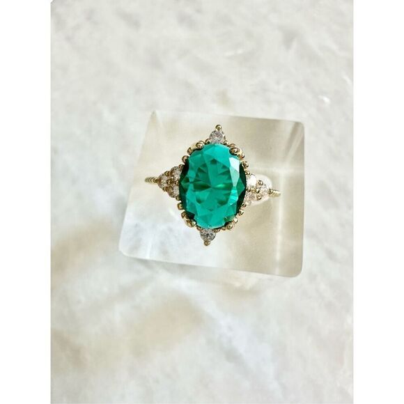 Enchanted emerald green oval cut sparkly ring - Picture 2 of 2